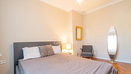 Artistic 2-bedroom apartment in Top Center