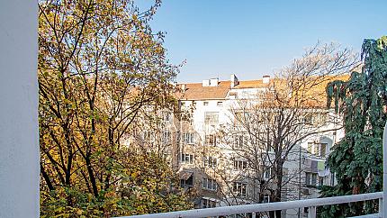 Artistic 2-bedroom apartment in Top Center