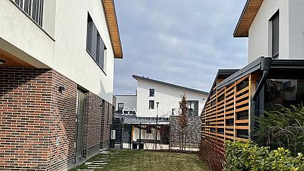 Луксозна къща в комплекс от затворен тип кв. Малинова долина