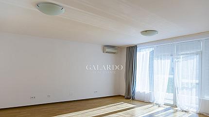 Луксозна къща с басейн в затворен комплекс