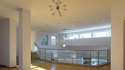 Луксозна къща с басейн в затворен комплекс