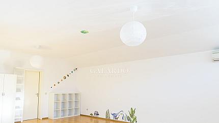 Луксозна къща с басейн в затворен комплекс