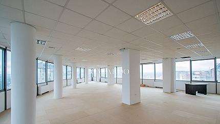Spacious office in a luxury office building in the district. Druzhba 2