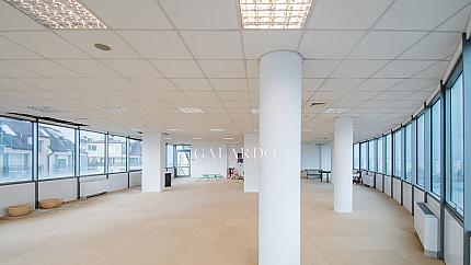 Spacious office in a luxury office building in the district. Druzhba 2