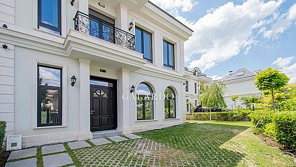 Невероятна къща "до ключ" в луксозен затворен комплекс