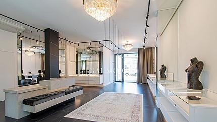 Stylish gallery-store just meters from Paradise Mall with 2 parking-spaces