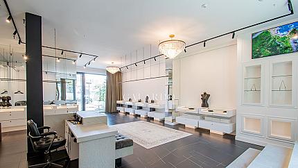 Stylish gallery-store just meters from Paradise Mall with 2 parking-spaces