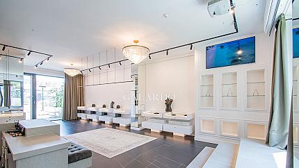 Stylish gallery-store just meters from Paradise Mall with 2 parking-spaces