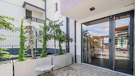 Stylish gallery-store just meters from Paradise Mall with 2 parking-spaces