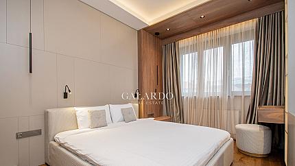 Тристаен апартамент в сграда на жълтите павета