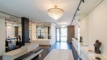 Stylish gallery-store just meters from Paradise Mall with 2 parking-spaces
