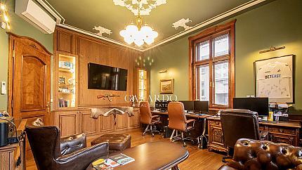 Уникални два етажа за продажба в престижна сграда в центъра на София