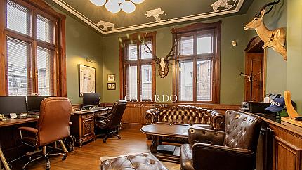 Уникални два етажа за продажба в престижна сграда в центъра на София