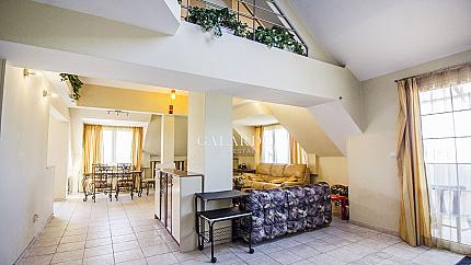 Апартамент с четири спални до Медицинска академия