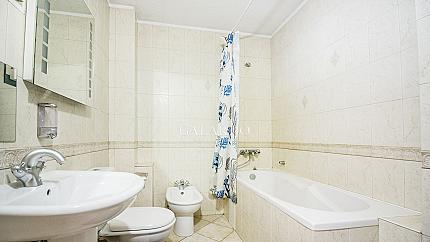 Апартамент с четири спални до Медицинска академия