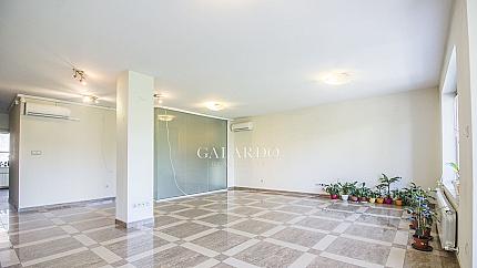 Тристаен апартамент в луксозна сграда до хотел Родина