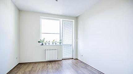 Тристаен апартамент в луксозна сграда до хотел Родина