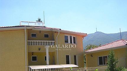 Голяма еднофамилна къща с панорама към Витоша