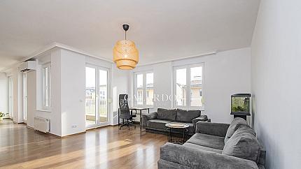 Слънчев апартамент с две спални и паркомясто в Резиденшъл парк