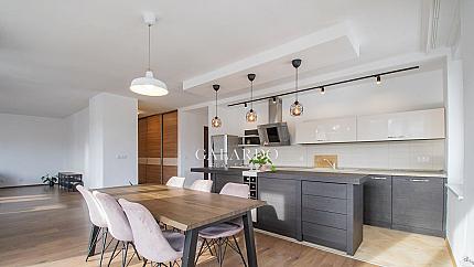 Слънчев апартамент с две спални и паркомясто в Резиденшъл парк