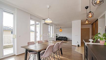 Слънчев апартамент с две спални и паркомясто в Резиденшъл парк