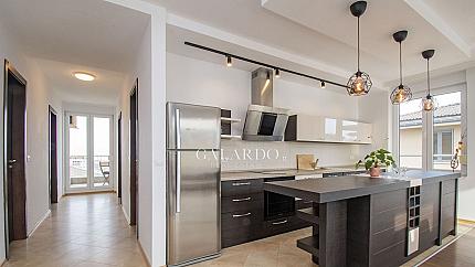 Слънчев апартамент с две спални и паркомясто в Резиденшъл парк