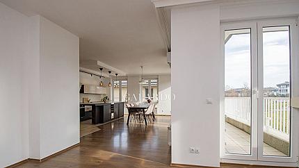 Слънчев апартамент с две спални и паркомясто в Резиденшъл парк