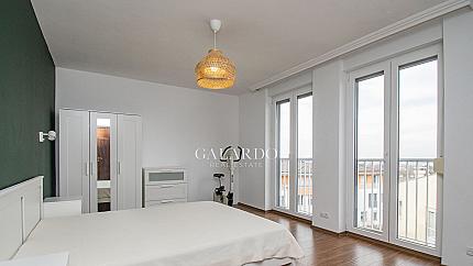 Слънчев апартамент с две спални и паркомясто в Резиденшъл парк