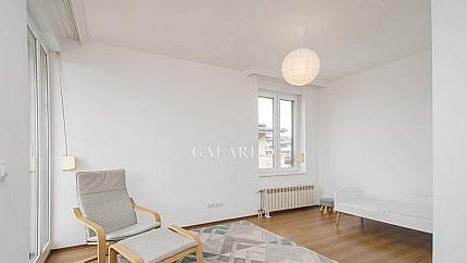 Слънчев апартамент с две спални и паркомясто в Резиденшъл парк