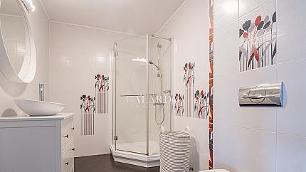 Слънчев апартамент с две спални и паркомясто в Резиденшъл парк