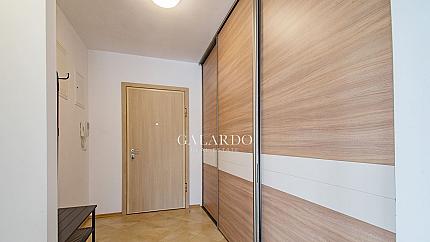 Слънчев апартамент с две спални и паркомясто в Резиденшъл парк