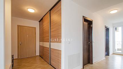 Слънчев апартамент с две спални и паркомясто в Резиденшъл парк