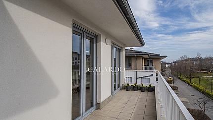 Слънчев апартамент с две спални и паркомясто в Резиденшъл парк