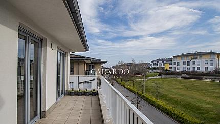 Слънчев апартамент с две спални и паркомясто в Резиденшъл парк