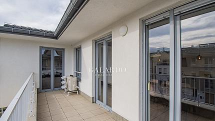 Слънчев апартамент с две спални и паркомясто в Резиденшъл парк