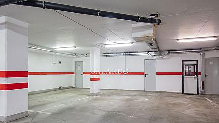 Слънчев апартамент с две спални и паркомясто в Резиденшъл парк