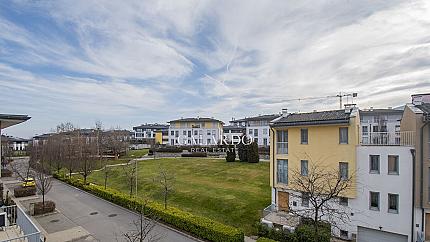 Слънчев апартамент с две спални и паркомясто в Резиденшъл парк