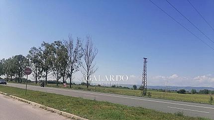 Парцел на главен път, подходящ за логистична база или шоурум