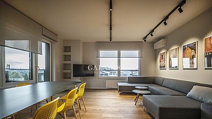 Стилен и просторен апартамент с две спални и красиви гледки в затворен комплекс