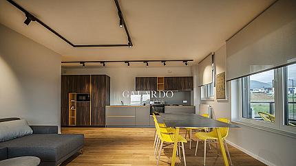 Стилен и просторен апартамент с две спални и красиви гледки в затворен комплекс