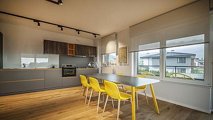 Стилен и просторен апартамент с две спални и красиви гледки в затворен комплекс