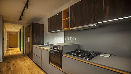 Стилен и просторен апартамент с две спални и красиви гледки в затворен комплекс