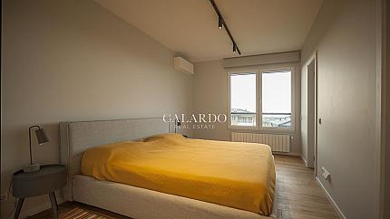 Стилен и просторен апартамент с две спални и красиви гледки в затворен комплекс