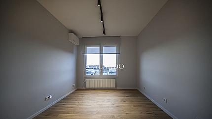 Стилен и просторен апартамент с две спални и красиви гледки в затворен комплекс