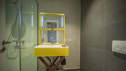 Стилен и просторен апартамент с две спални и красиви гледки в затворен комплекс