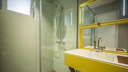 Стилен и просторен апартамент с две спални и красиви гледки в затворен комплекс