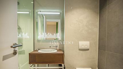 Стилен и просторен апартамент с две спални и красиви гледки в затворен комплекс