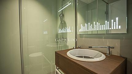 Стилен и просторен апартамент с две спални и красиви гледки в затворен комплекс