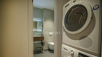 Стилен и просторен апартамент с две спални и красиви гледки в затворен комплекс