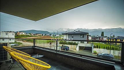 Стилен и просторен апартамент с две спални и красиви гледки в затворен комплекс